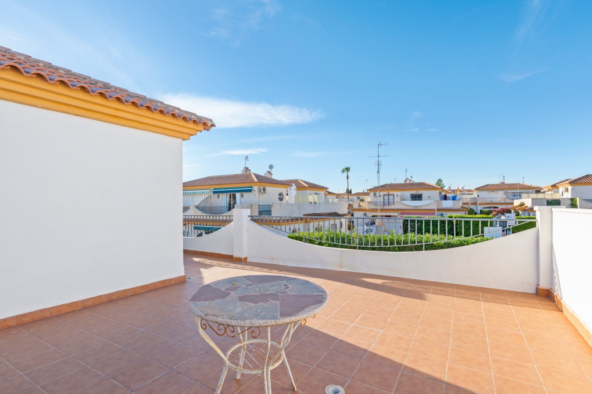 Herverkoop - Geschakelde Villa -
Orihuela Costa