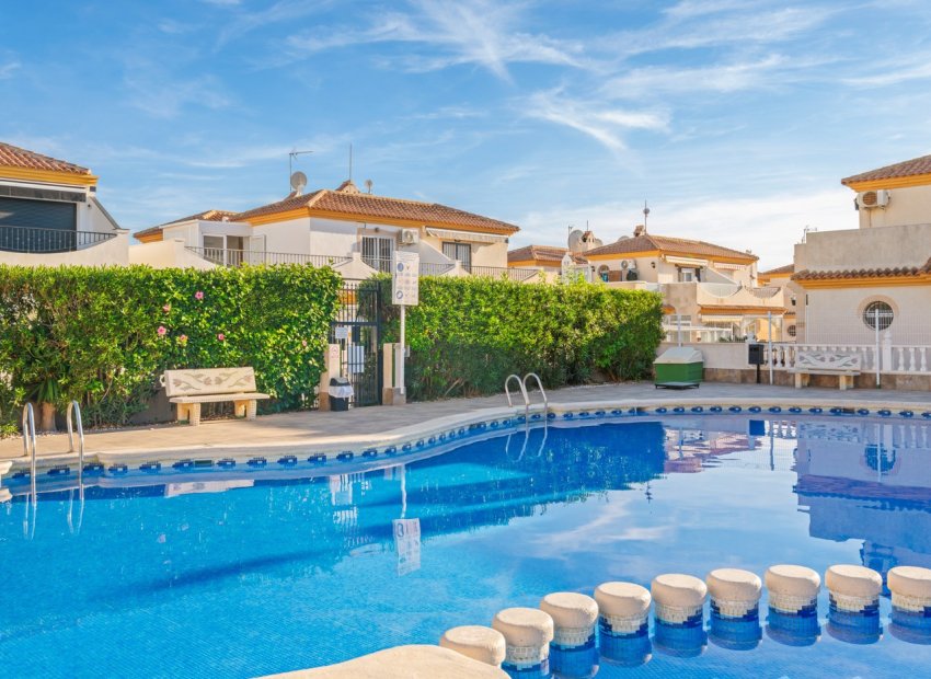 Herverkoop - Geschakelde Villa -
Orihuela Costa