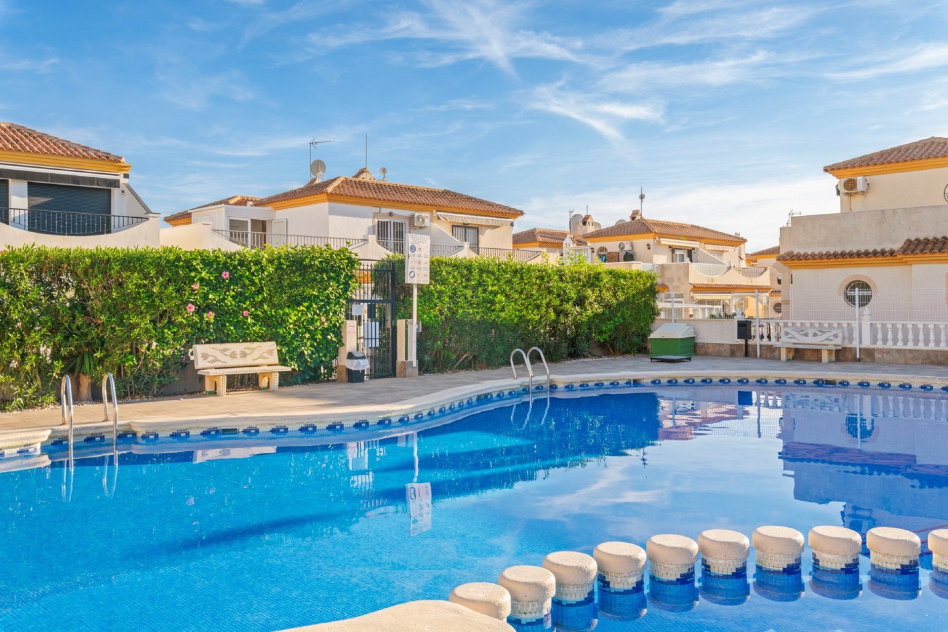 Herverkoop - Geschakelde Villa -
Orihuela Costa