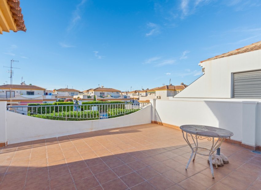 Herverkoop - Geschakelde Villa -
Orihuela Costa