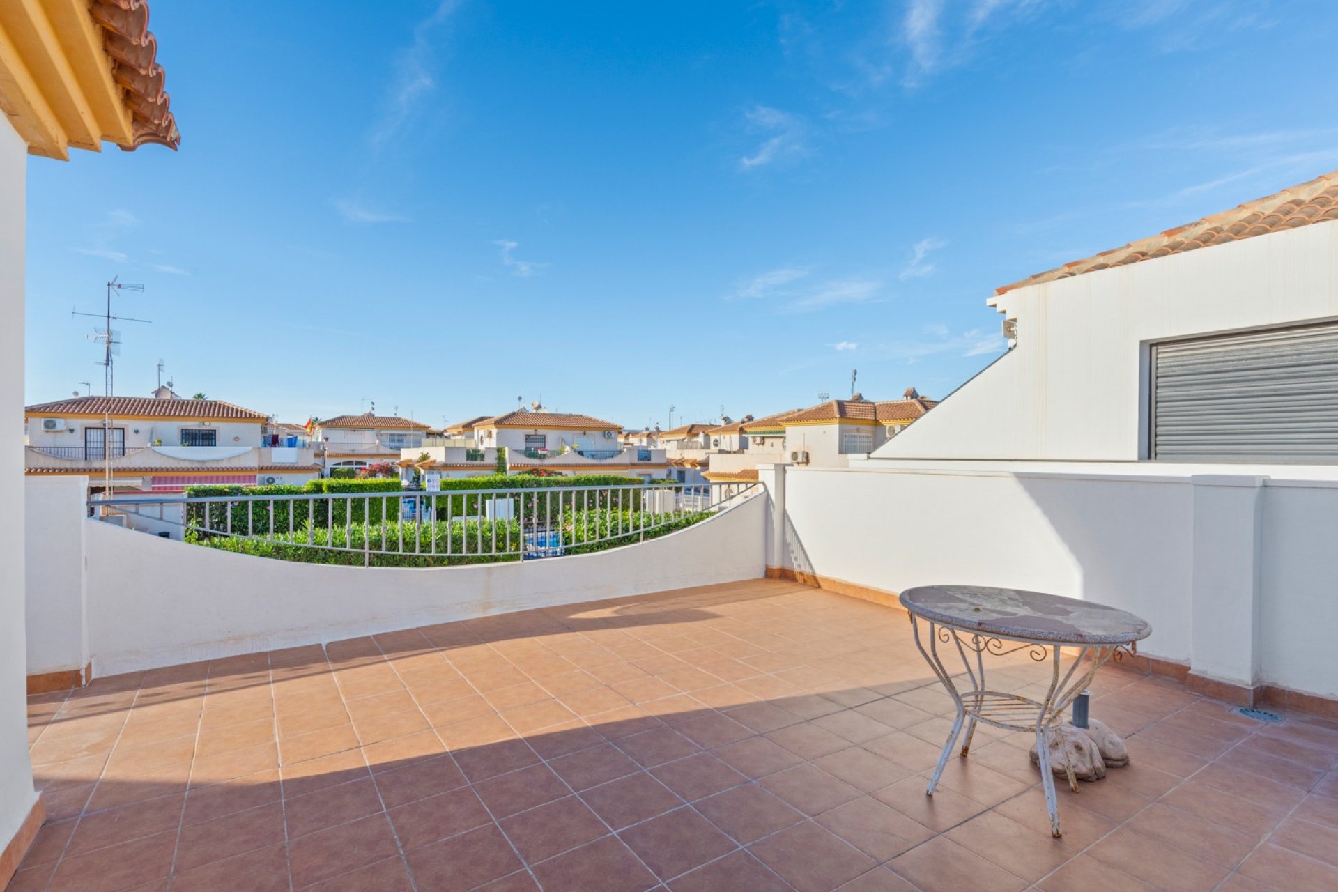 Herverkoop - Geschakelde Villa -
Orihuela Costa