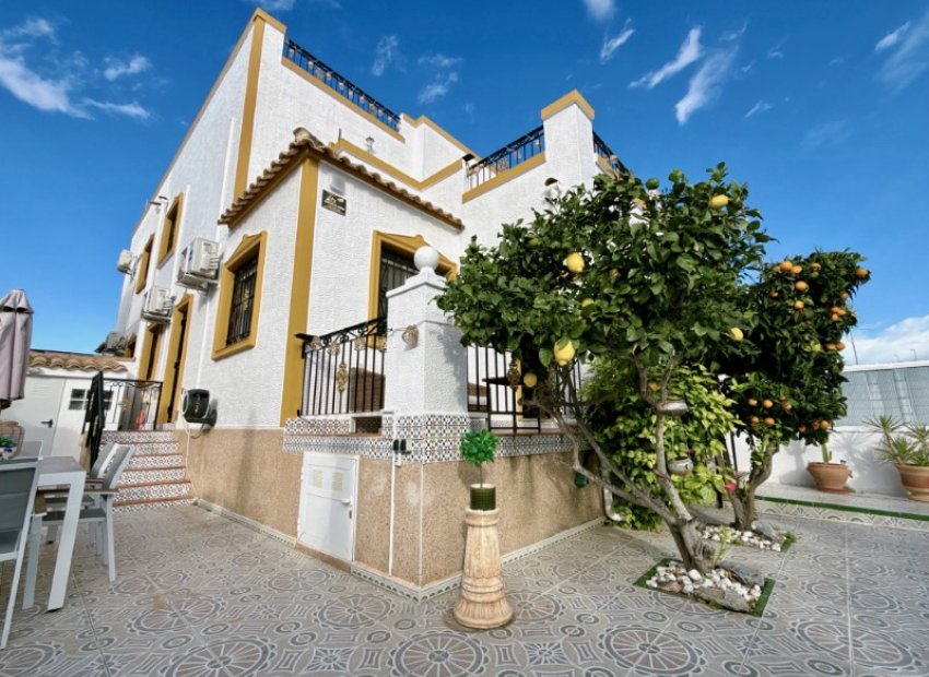 Herverkoop - Geschakelde Villa -
Orihuela - Desamparados - Hurchillo - Torremendo