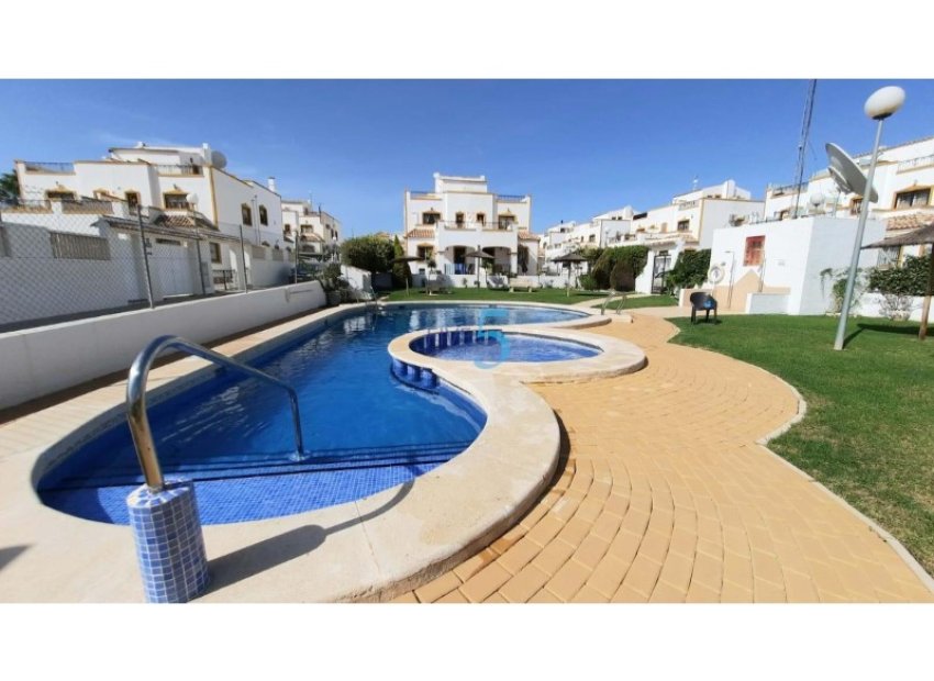 Herverkoop - Geschakelde Villa -
Orihuela - Desamparados - Hurchillo - Torremendo