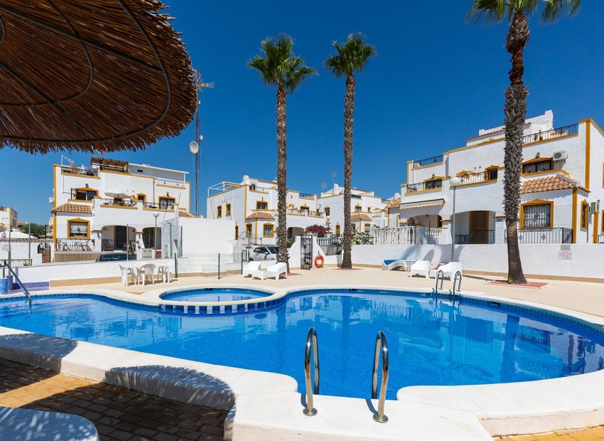 Herverkoop - Geschakelde Villa -
Orihuela - Vistabella Golf