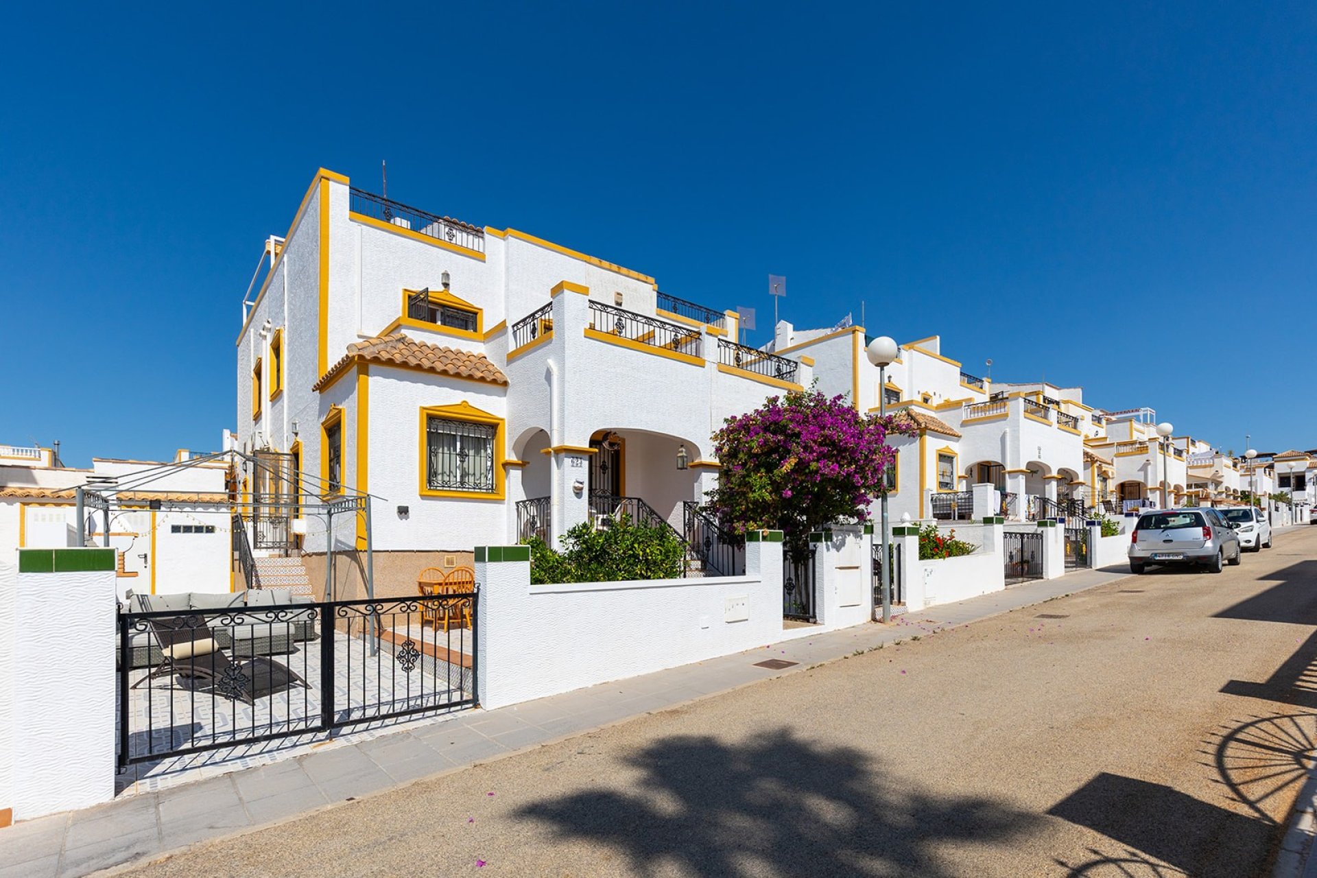 Herverkoop - Geschakelde Villa -
Orihuela - Vistabella Golf