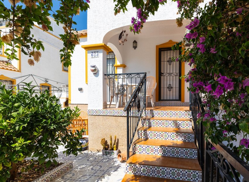 Herverkoop - Geschakelde Villa -
Orihuela - Vistabella Golf