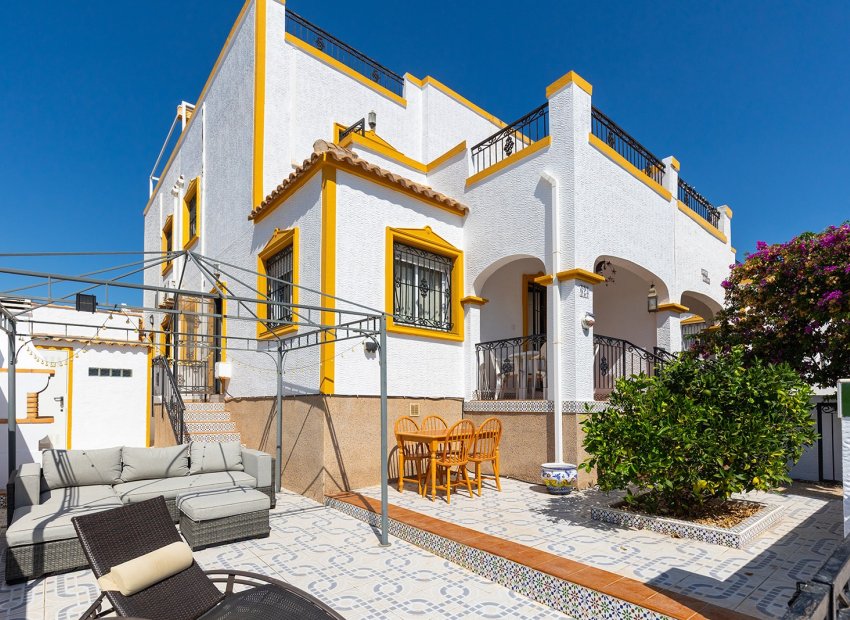Herverkoop - Geschakelde Villa -
Orihuela - Vistabella Golf