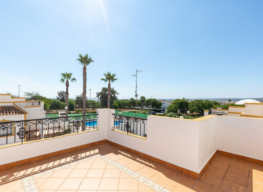 Herverkoop - Geschakelde Villa -
Orihuela - Vistabella Golf