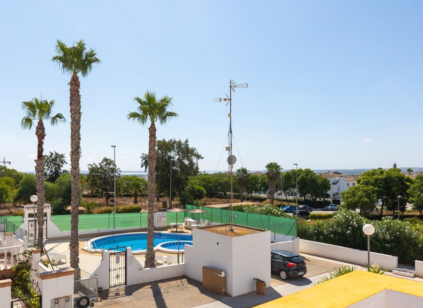 Herverkoop - Geschakelde Villa -
Orihuela - Vistabella Golf