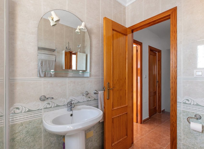 Herverkoop - Geschakelde Villa -
Orihuela - Vistabella Golf