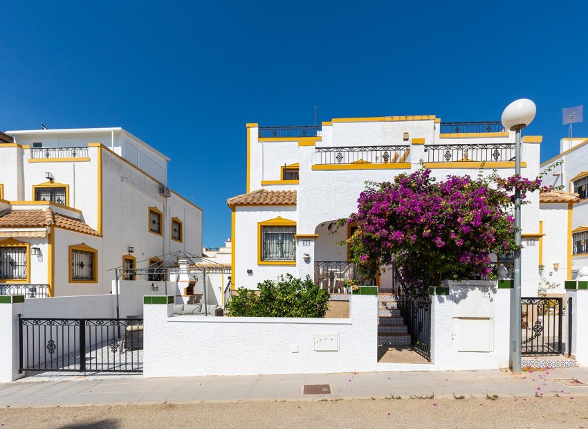 Herverkoop - Geschakelde Villa -
Orihuela - Vistabella Golf