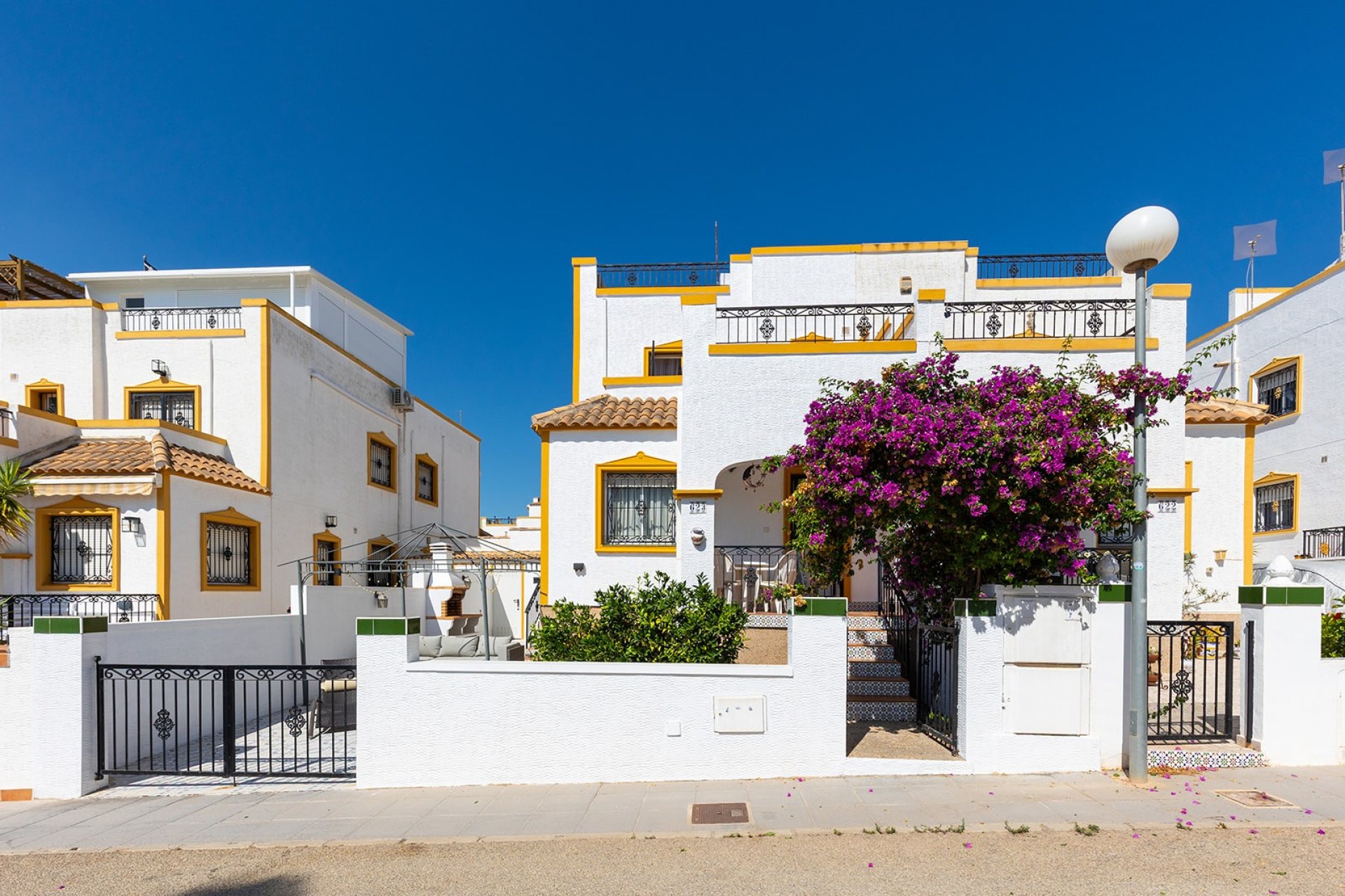 Herverkoop - Geschakelde Villa -
Orihuela - Vistabella Golf