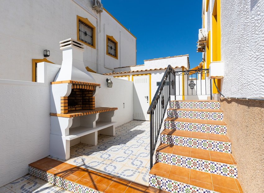 Herverkoop - Geschakelde Villa -
Orihuela - Vistabella Golf