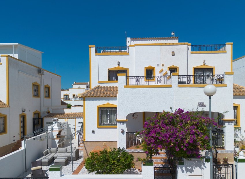 Herverkoop - Geschakelde Villa -
Orihuela - Vistabella Golf