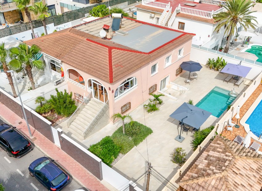 Herverkoop - Geschakelde Villa -
Punta Prima