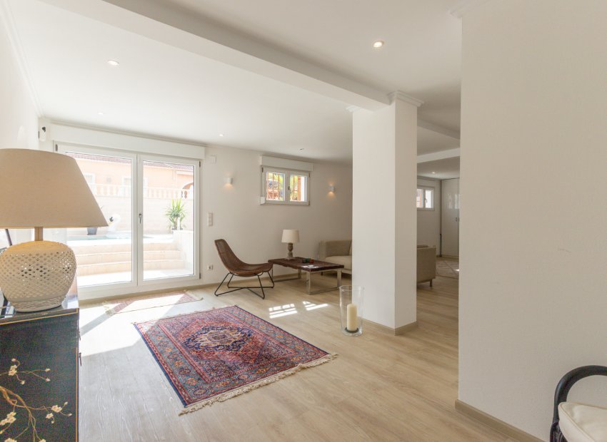 Herverkoop - Geschakelde Villa -
Punta Prima