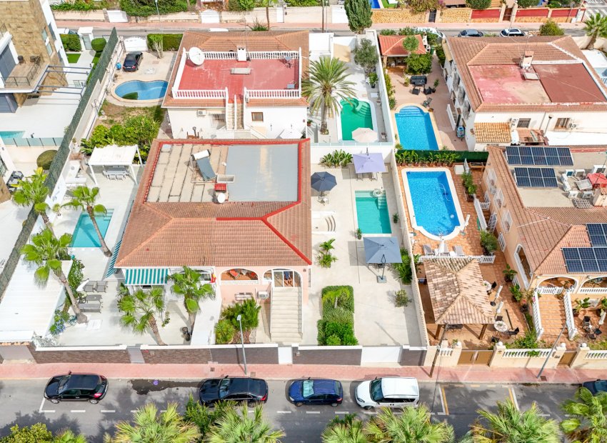 Herverkoop - Geschakelde Villa -
Punta Prima