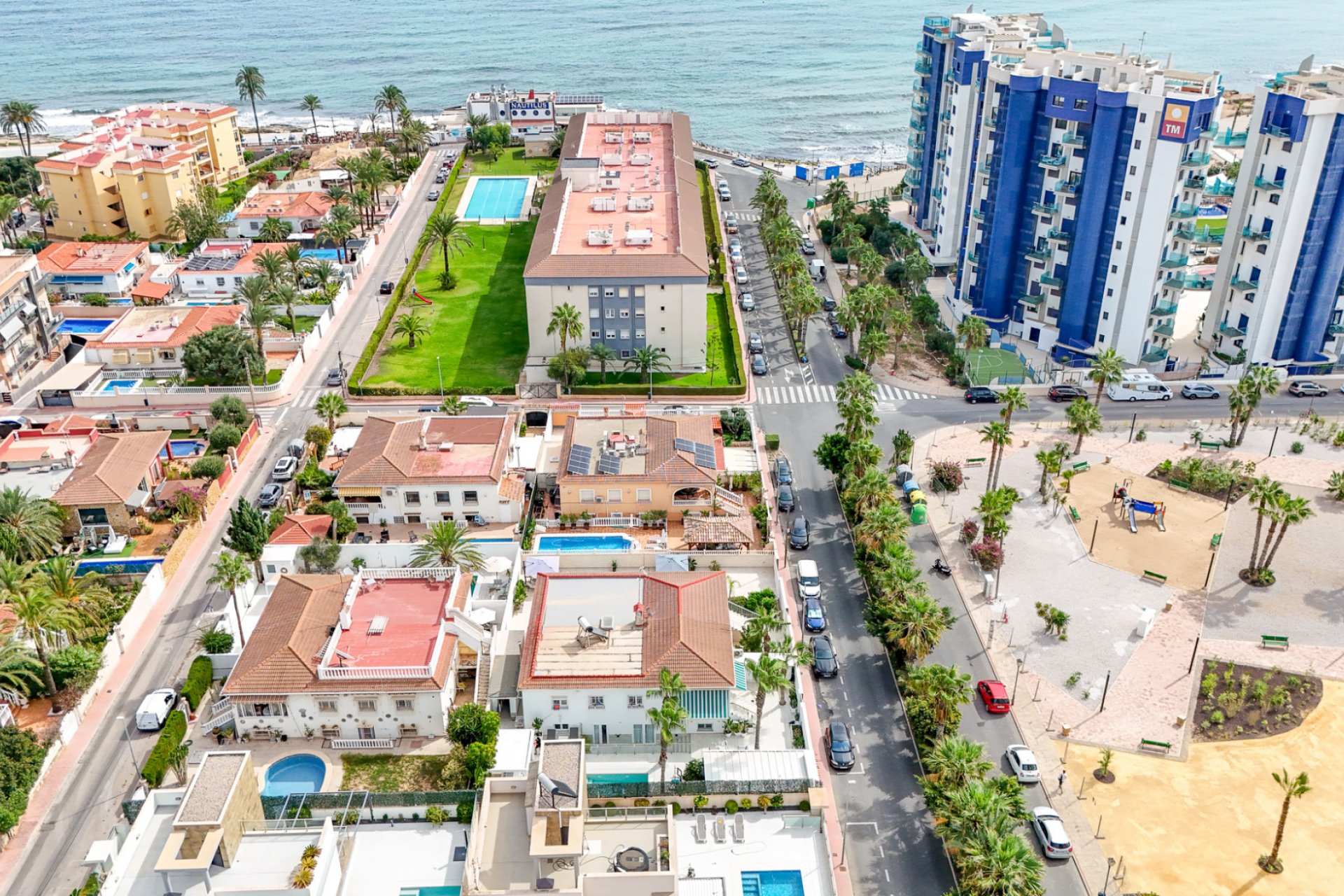 Herverkoop - Geschakelde Villa -
Punta Prima