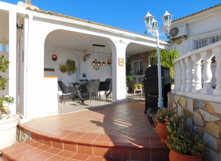 Herverkoop - Geschakelde Villa -
Torrevieja - San Luis