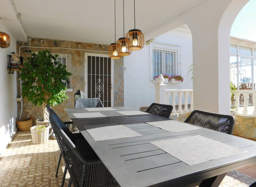Herverkoop - Geschakelde Villa -
Torrevieja - San Luis