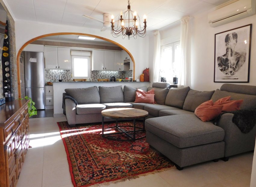 Herverkoop - Geschakelde Villa -
Torrevieja - San Luis