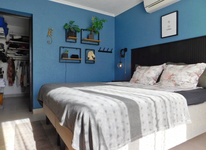 Herverkoop - Geschakelde Villa -
Torrevieja - San Luis