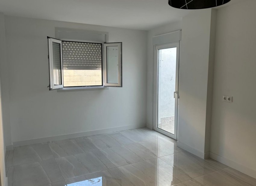 Herverkoop - Rijwoning -
Benejúzar