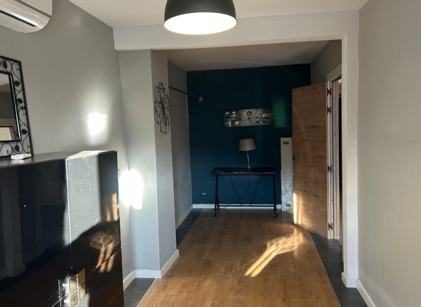 Herverkoop - Rijwoning -
Benejúzar