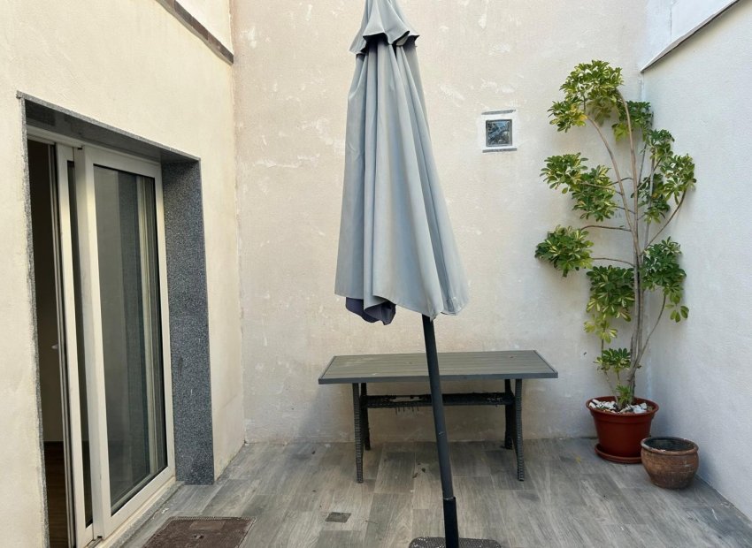 Herverkoop - Rijwoning -
Benejúzar