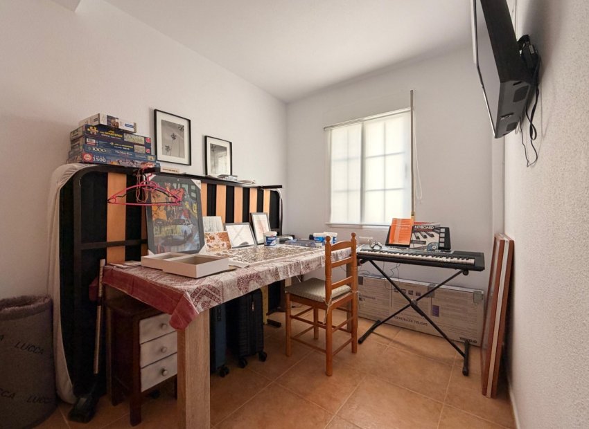 Herverkoop - Rijwoning -
El Raso