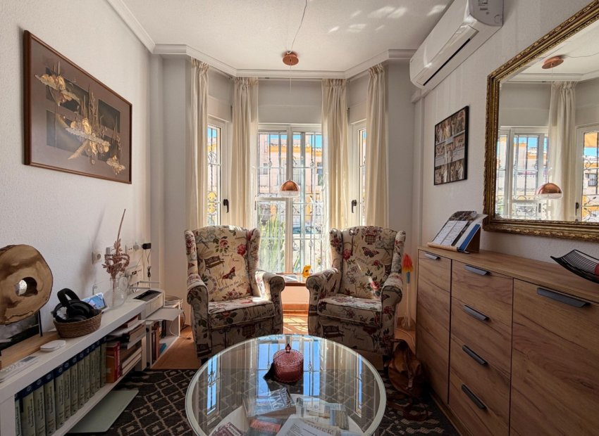 Herverkoop - Rijwoning -
El Raso