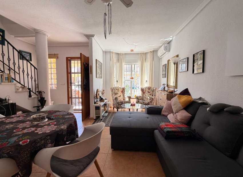 Herverkoop - Rijwoning -
El Raso