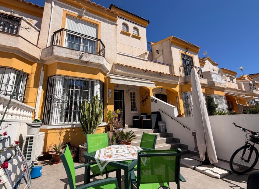 Herverkoop - Rijwoning -
El Raso