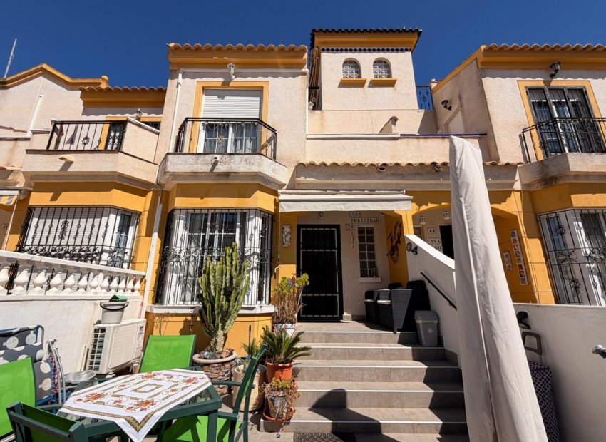 Herverkoop - Rijwoning -
El Raso