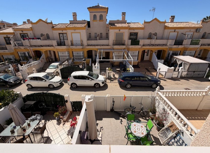 Herverkoop - Rijwoning -
El Raso
