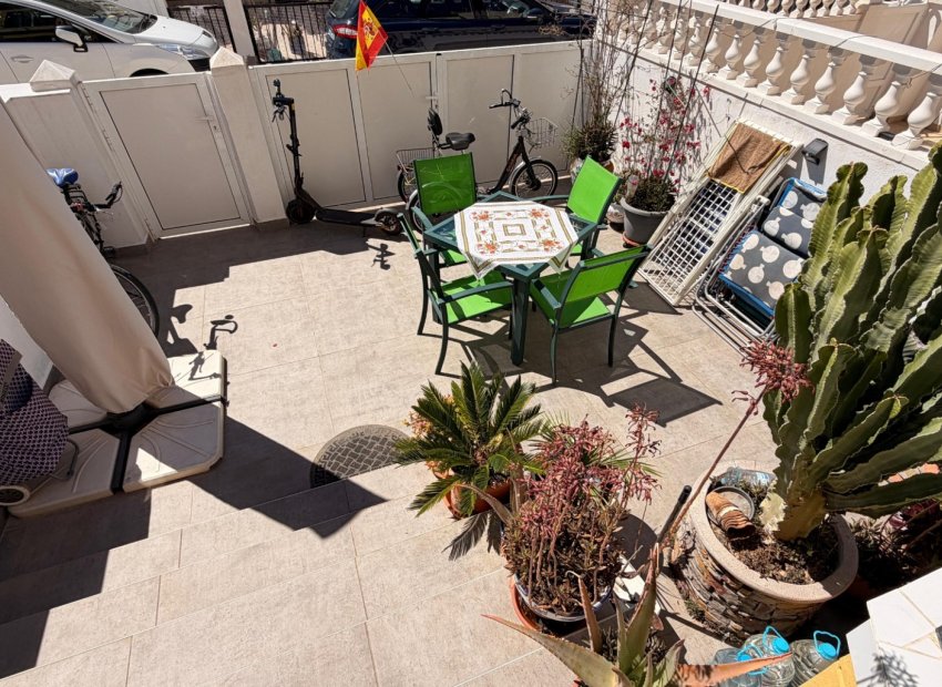 Herverkoop - Rijwoning -
El Raso
