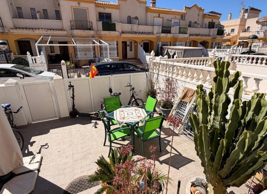 Herverkoop - Rijwoning -
El Raso