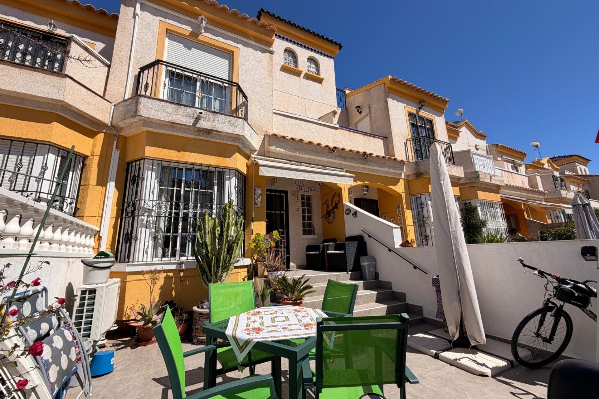 Herverkoop - Rijwoning -
El Raso