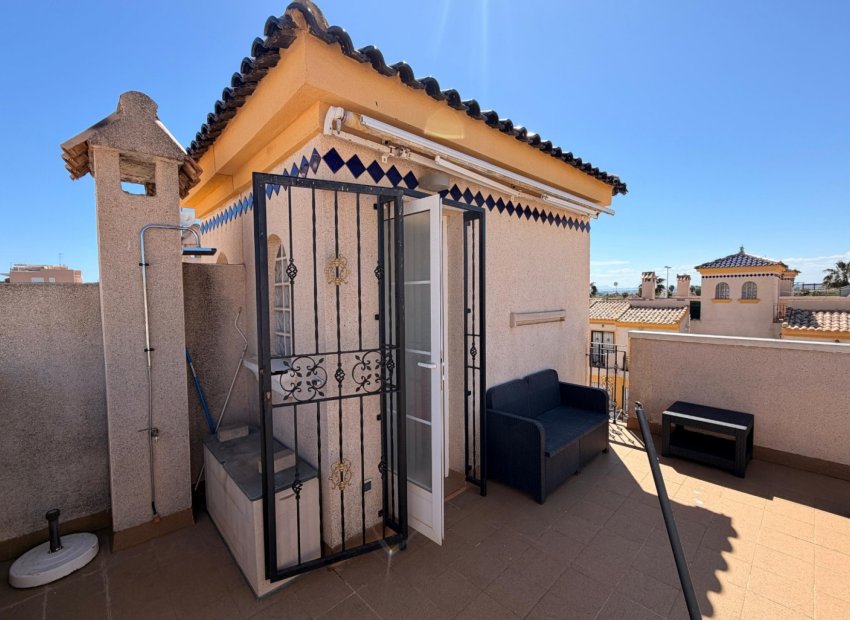 Herverkoop - Rijwoning -
El Raso