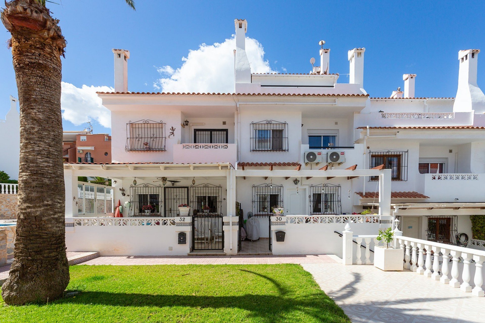 Herverkoop - Rijwoning -
La Mata