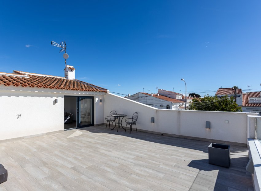 Herverkoop - Rijwoning -
Torrevieja - Urbanización San Luis