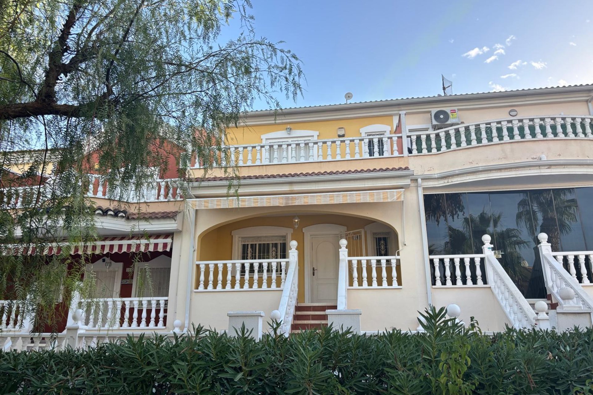 Herverkoop - Rijwoning -
Urbanización Monteazul