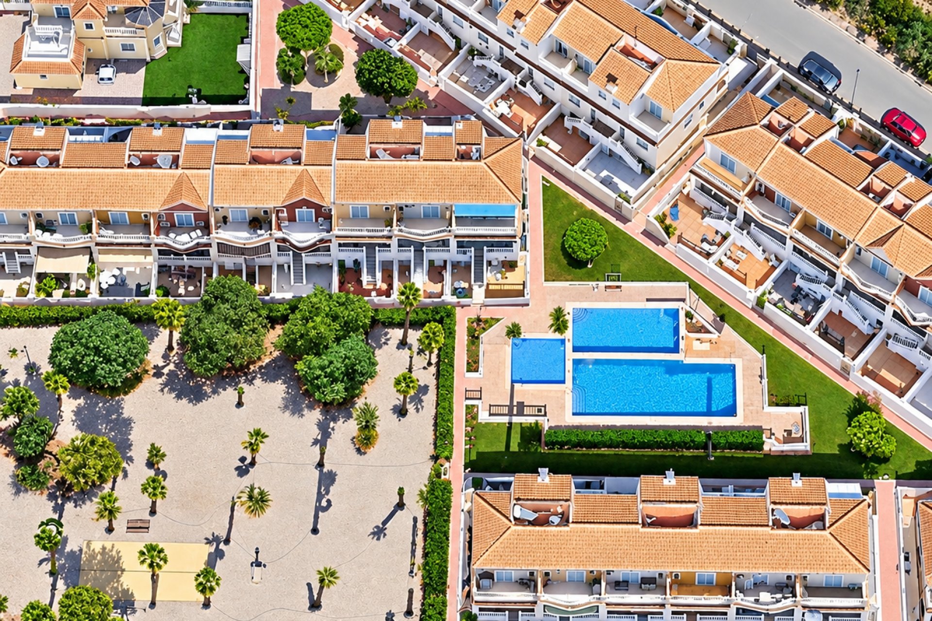 Herverkoop - Rijwoning -
Urbanización Monteazul
