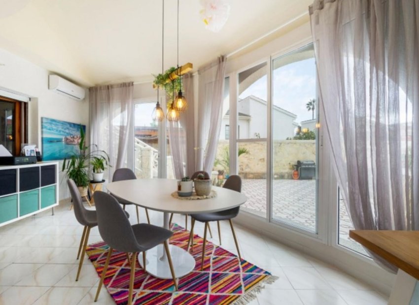 Herverkoop - Vrijstaande woning / Villa -
Ciudad Quesada - Rojales - Quesada Center