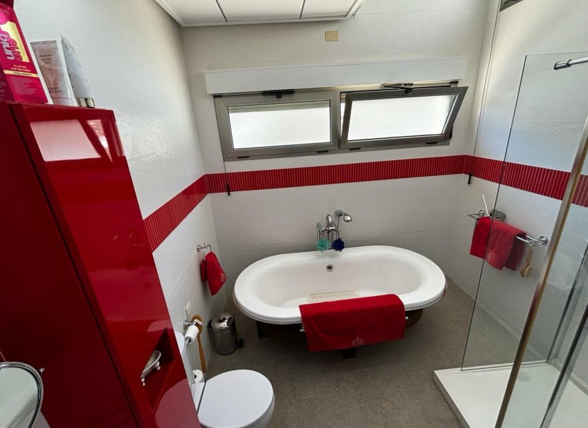 Herverkoop - Vrijstaande woning / Villa -
Cox