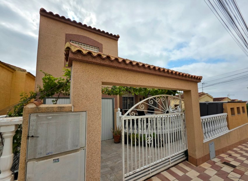 Herverkoop - Vrijstaande woning / Villa -
La Marina - La Marina Urb