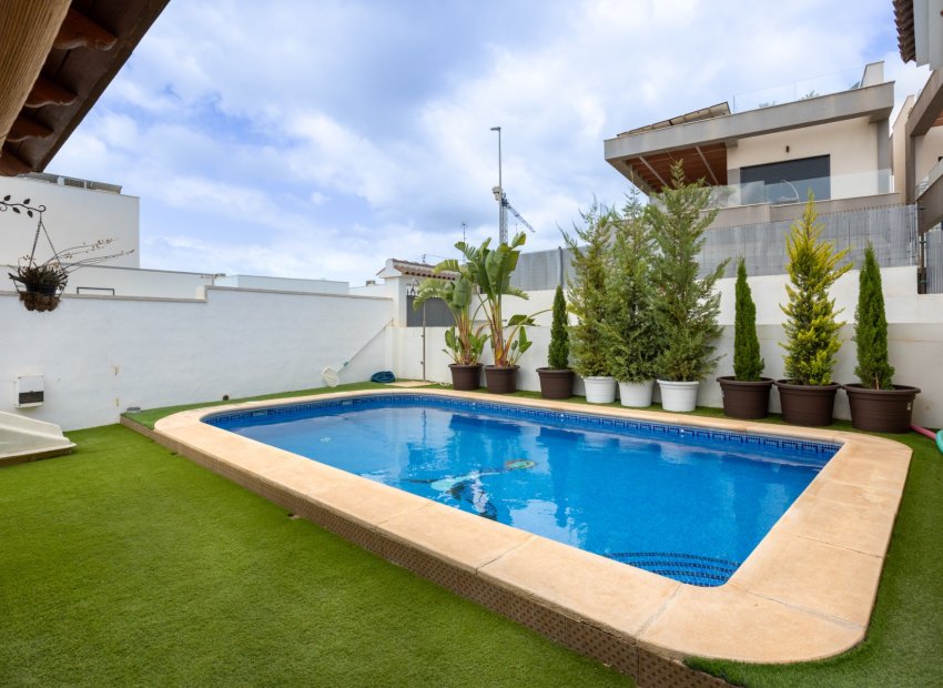 Herverkoop - Vrijstaande woning / Villa -
Los Montesinos - La Herrada