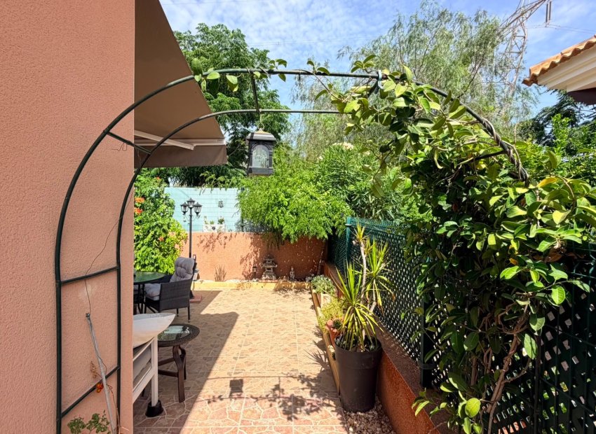 Herverkoop - Vrijstaande woning / Villa -
Los Montesinos - La Herrada
