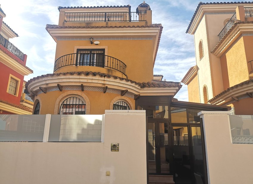 Herverkoop - Vrijstaande woning / Villa -
Los Montesinos - La Herrada