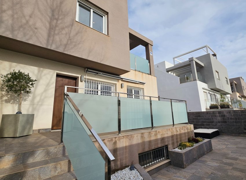 Herverkoop - Vrijstaande woning / Villa -
Torrevieja